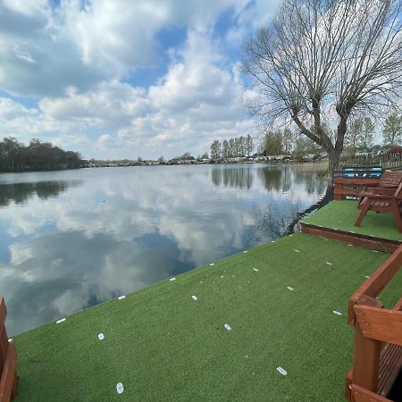 Lakeside Retreat 4 With Hot Tub, Private Fishing Peg Situated At Tattershall Lakes Country Park Extérieur photo