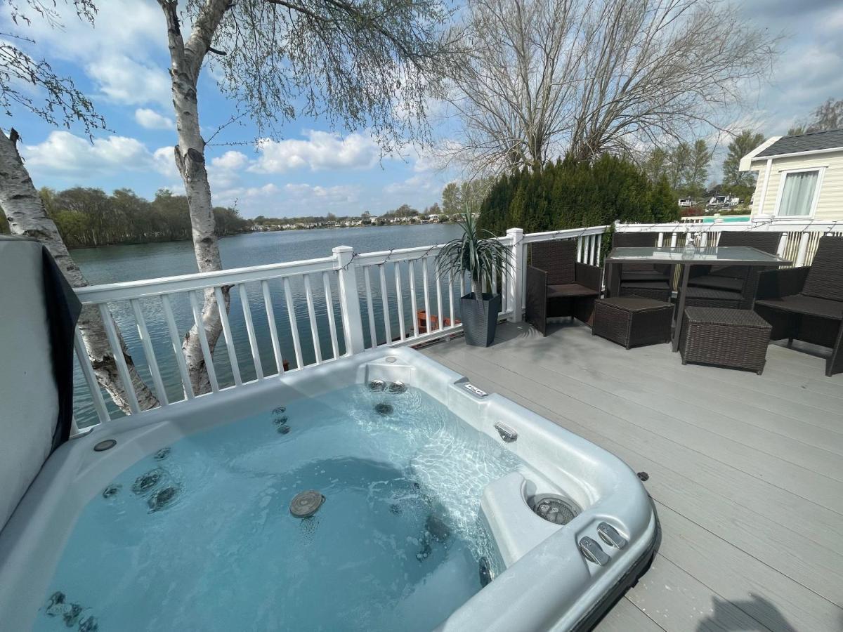 Lakeside Retreat 4 With Hot Tub, Private Fishing Peg Situated At Tattershall Lakes Country Park Extérieur photo