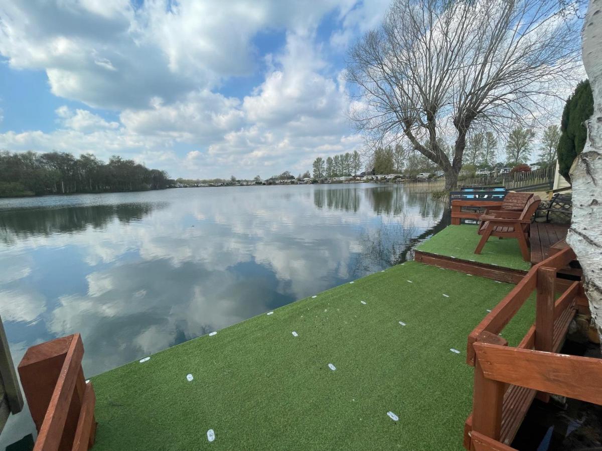 Lakeside Retreat 4 With Hot Tub, Private Fishing Peg Situated At Tattershall Lakes Country Park Extérieur photo
