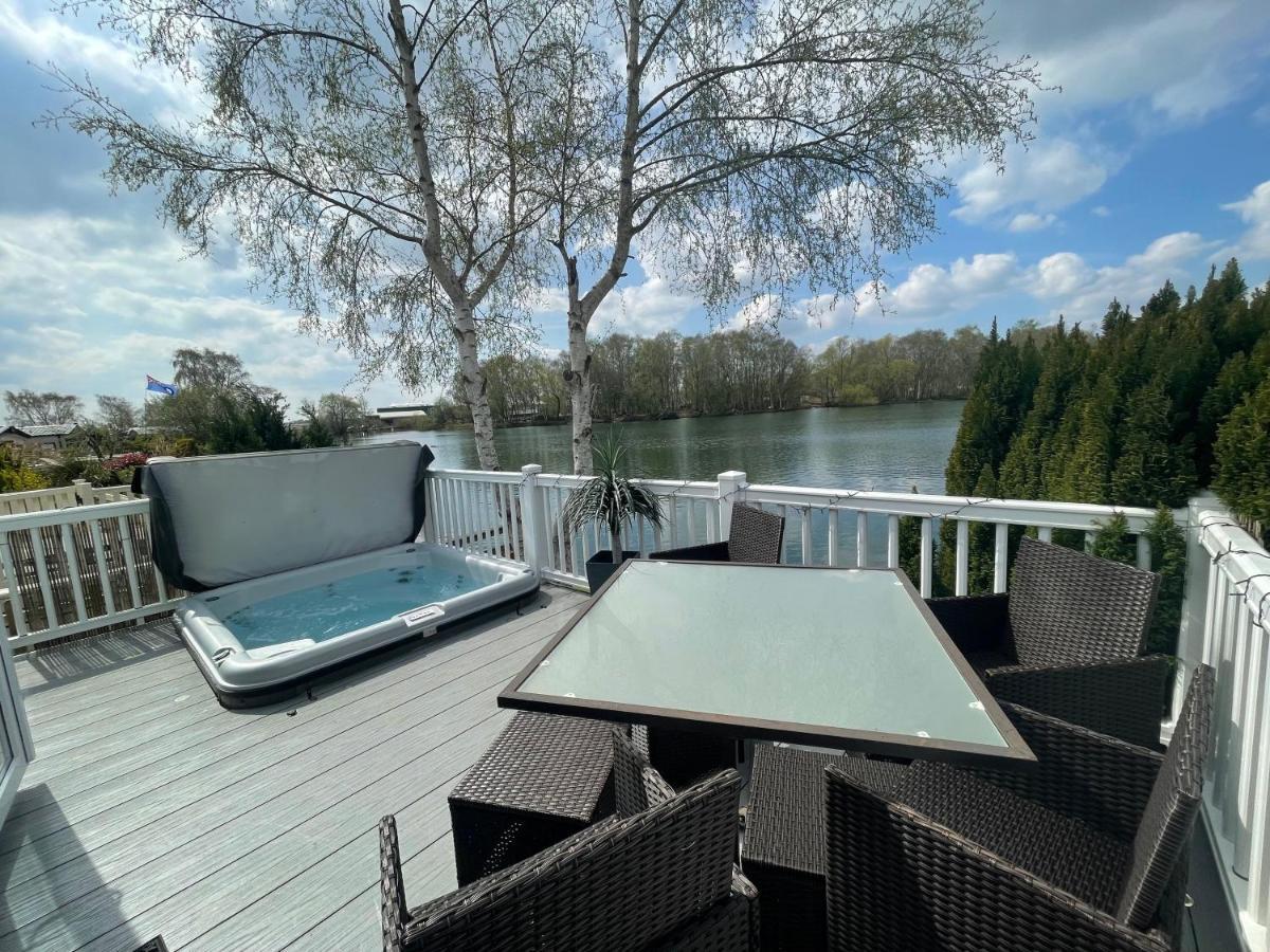 Lakeside Retreat 4 With Hot Tub, Private Fishing Peg Situated At Tattershall Lakes Country Park Extérieur photo