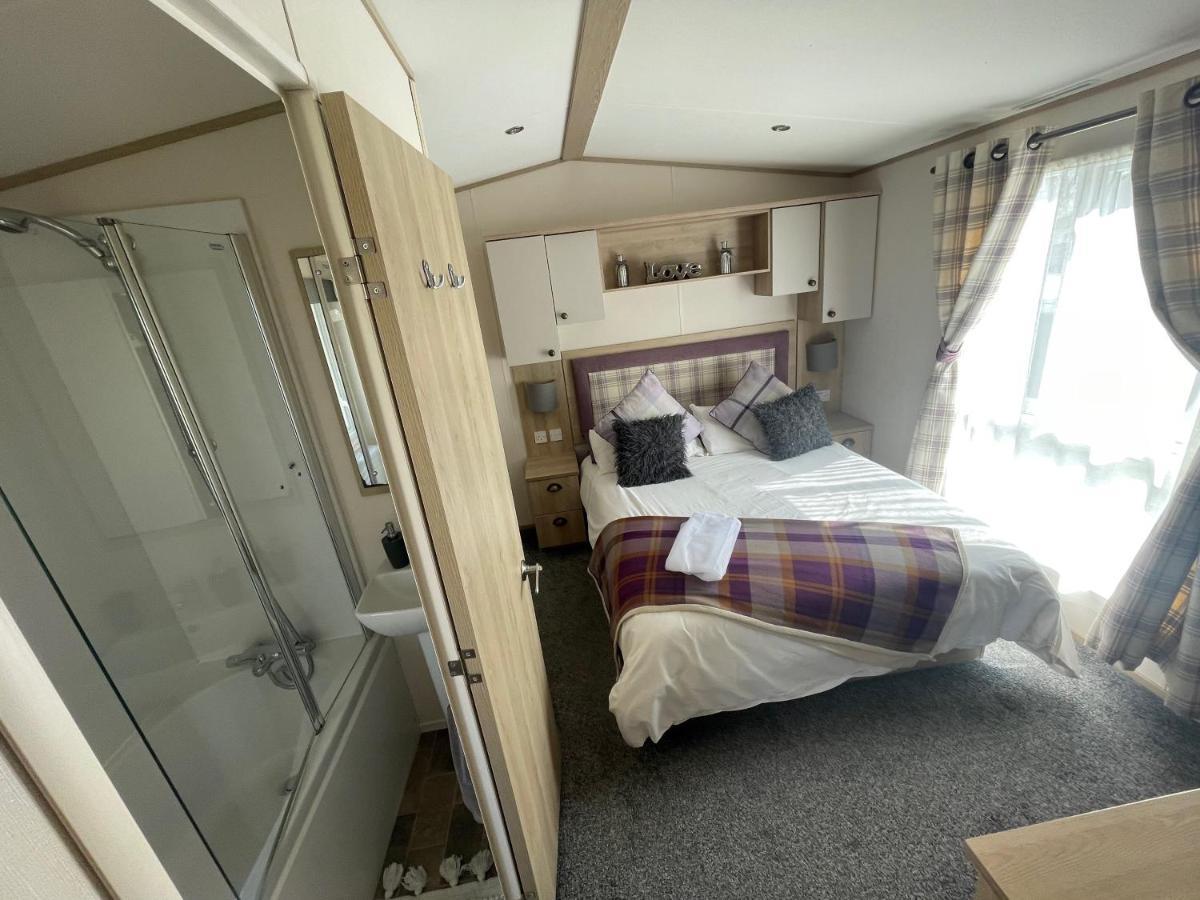 Lakeside Retreat 4 With Hot Tub, Private Fishing Peg Situated At Tattershall Lakes Country Park Extérieur photo