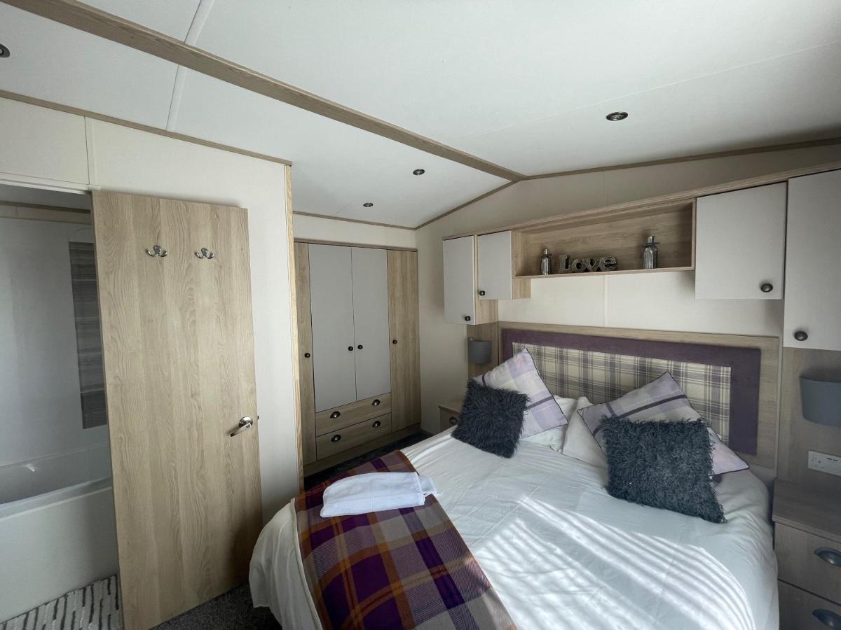 Lakeside Retreat 4 With Hot Tub, Private Fishing Peg Situated At Tattershall Lakes Country Park Extérieur photo