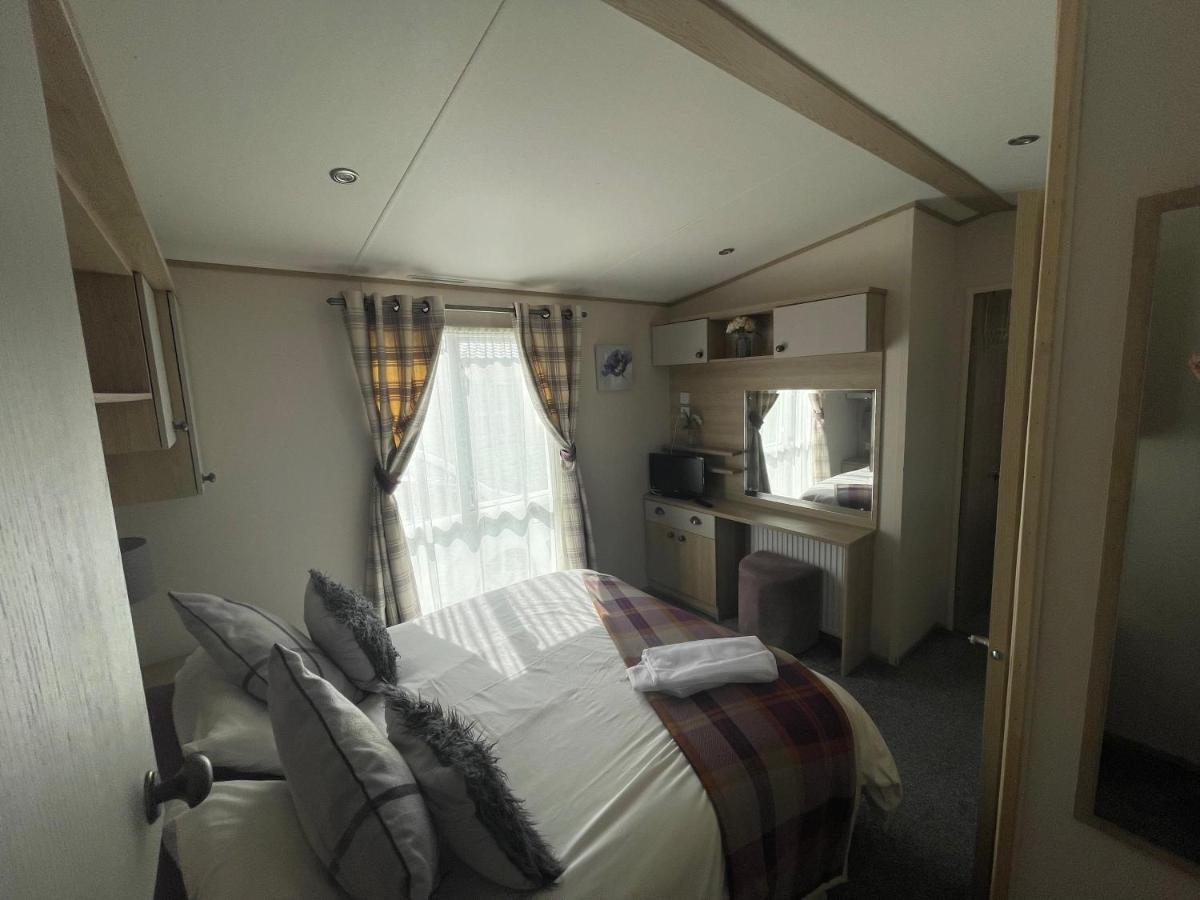 Lakeside Retreat 4 With Hot Tub, Private Fishing Peg Situated At Tattershall Lakes Country Park Extérieur photo