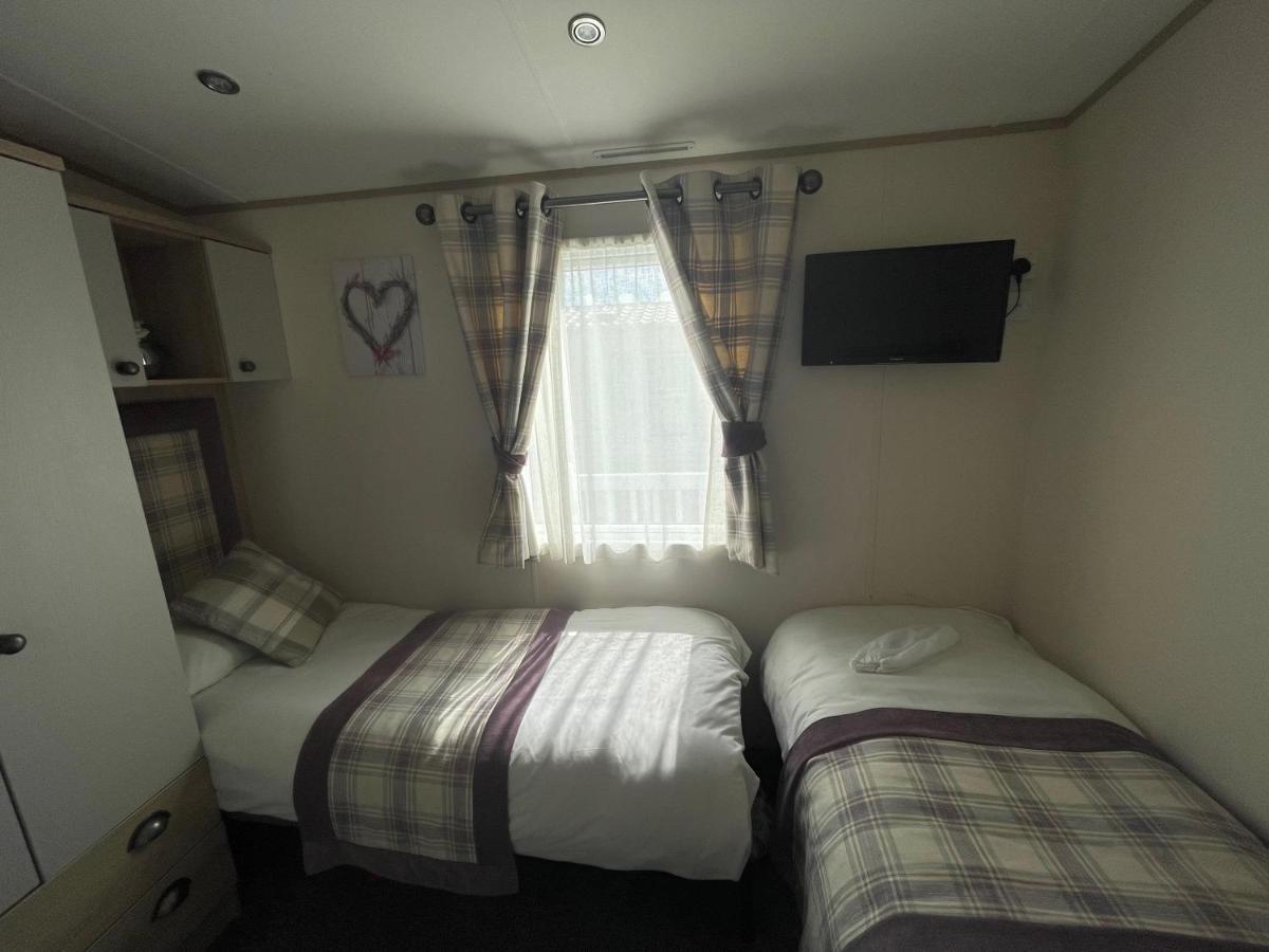 Lakeside Retreat 4 With Hot Tub, Private Fishing Peg Situated At Tattershall Lakes Country Park Extérieur photo