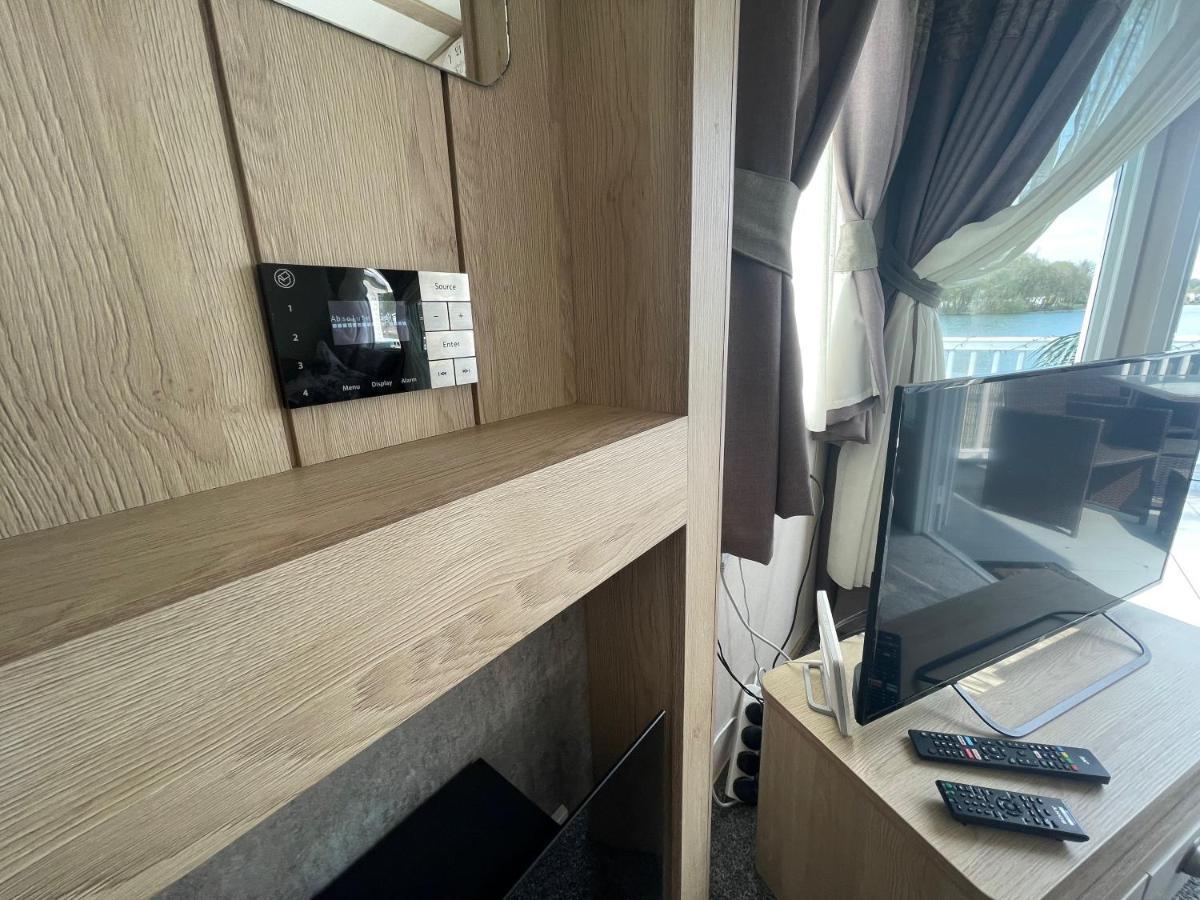 Lakeside Retreat 4 With Hot Tub, Private Fishing Peg Situated At Tattershall Lakes Country Park Extérieur photo