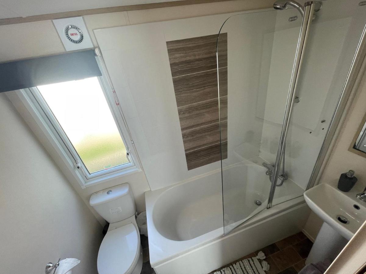 Lakeside Retreat 4 With Hot Tub, Private Fishing Peg Situated At Tattershall Lakes Country Park Extérieur photo