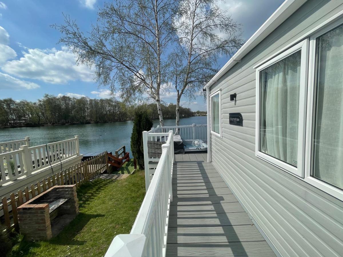 Lakeside Retreat 4 With Hot Tub, Private Fishing Peg Situated At Tattershall Lakes Country Park Extérieur photo