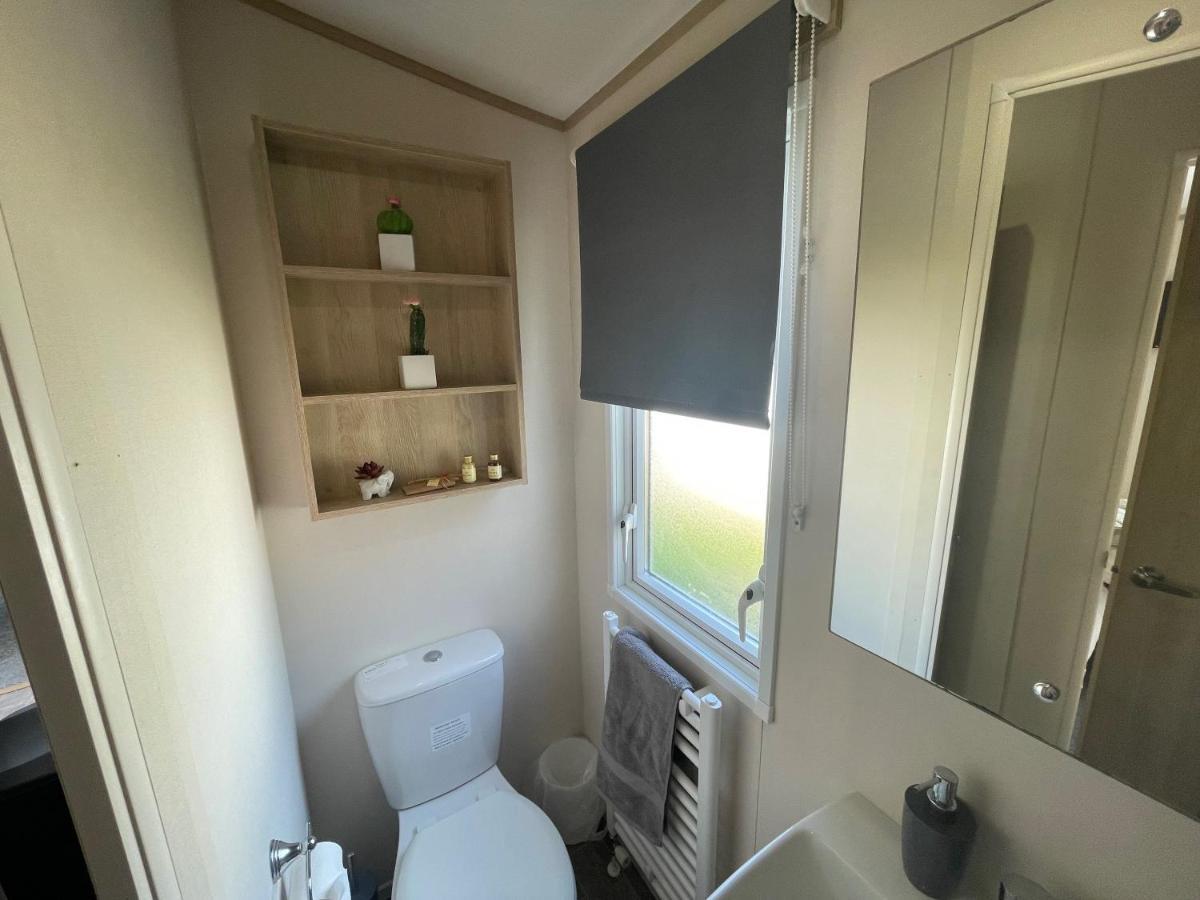 Lakeside Retreat 4 With Hot Tub, Private Fishing Peg Situated At Tattershall Lakes Country Park Extérieur photo