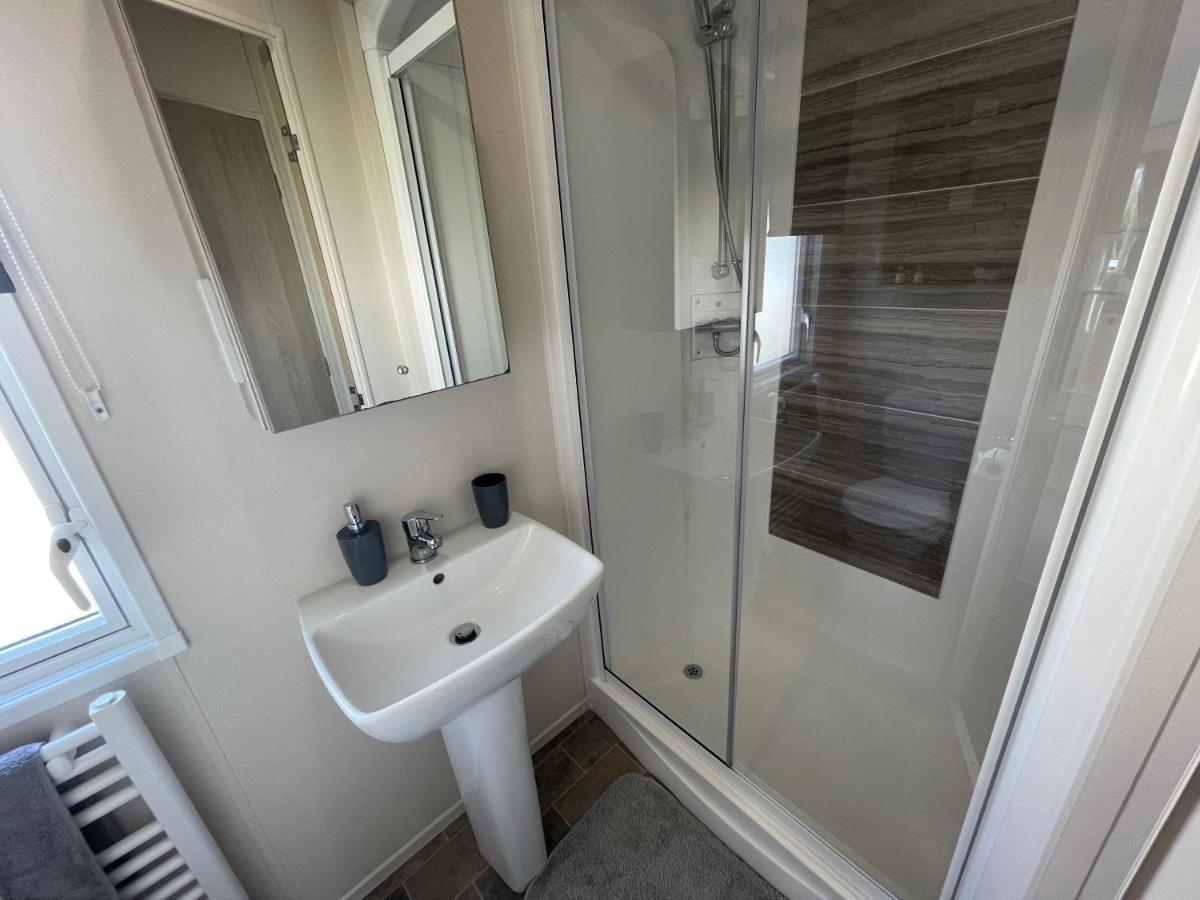 Lakeside Retreat 4 With Hot Tub, Private Fishing Peg Situated At Tattershall Lakes Country Park Extérieur photo