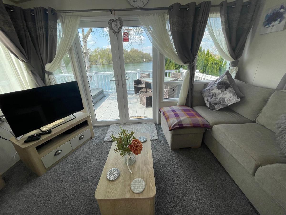 Lakeside Retreat 4 With Hot Tub, Private Fishing Peg Situated At Tattershall Lakes Country Park Extérieur photo